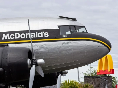 To jedyny taki samolot na świecie. Mieści się w nim restauracja McDonald's