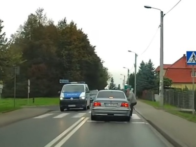 Pieszy odbił się od BMW, a kierowca odjechał. I to na oczach policjantów!