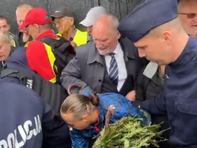 Zadyma na miesięcznicy! Otoczyli Kaczyńskiego. Przyjechała karetka