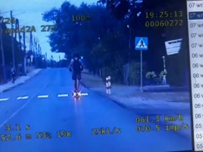 Policja zmierzyła prędkość nastolatka na hulajnodze. Pędził ponad 60 km/h