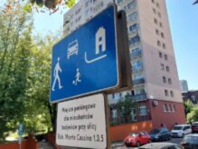 Mieszkańcy nie chcą kontroli parkingów na Zawodziu. Umowa z wykonawcą podpisana i wkrótce pojawią się znaki