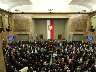 Najnowszy sondaż. KO i PiS idą łeb w łeb, zmiana na podium