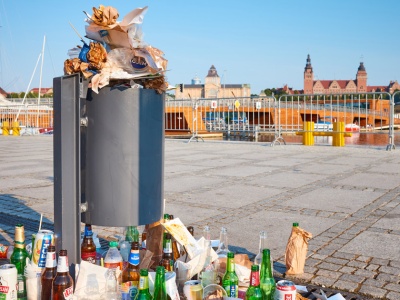 Turystyczne miejscowości toną w śmieciach. 