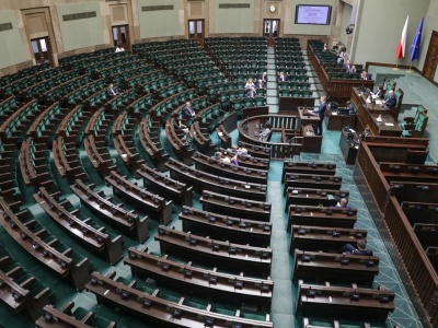 SONDAŻ. KO minimalnie przed PiS. Lewica na końcu