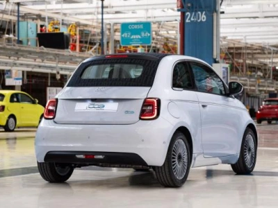 Fiat 500e staje na cztery tygodnie. A hybryda jest wciąż odległym tematem