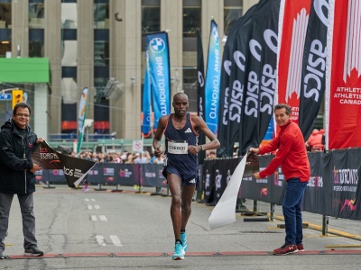 Kenijczyk Elvis Kipchoge Cheboi wraca do Toronto, by bronić tytułu mistrza maratonu