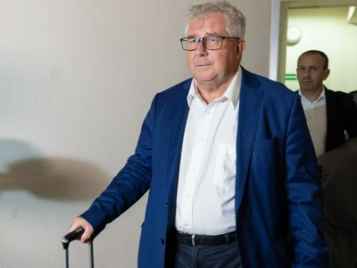 Czarnecki i jego żona opuścili areszt za kaucją. 