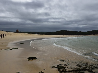 Tysiące pojemników z lekami fale wyrzuciły na plaże Port Alfred