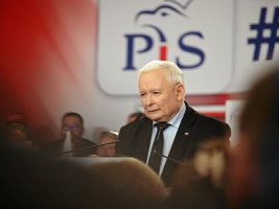 PiS nie nadąża z księgowaniem milionów. Mija termin. PKW może nałożyć kolejną karę