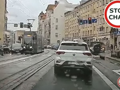 Zderzenie taksówki z tramwajem. Zniszczonych zostało sześć samochodów!