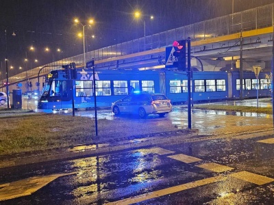 Potrącenie rowerzysty przez tramwaj na Kuklińskiego i pożar bloku w Nowej Hucie (ZDJĘCIA)