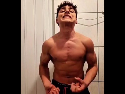Szybka napinka przed lustrem. Tak bardzo się starał, że aż zemdlał