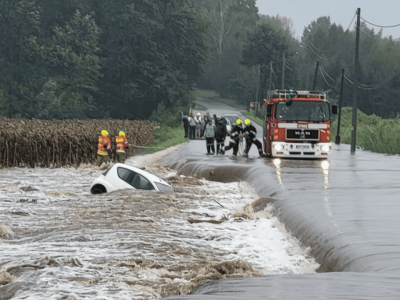 Woda porwała auto z kobietą w środku. Dramatyczna akcja ratunkowa