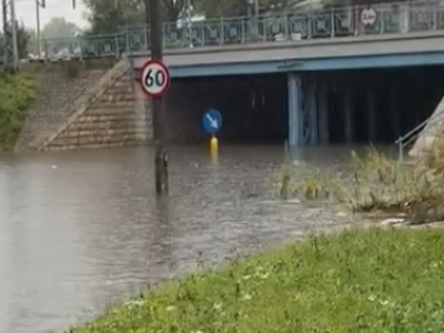 Opady deszczu się nasilają. Dwa tunele zalane, utrudnienia na rondzie Mogilskim