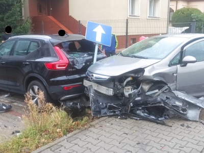 Uderzył w zaparkowane pojazdy na poboczu drogi