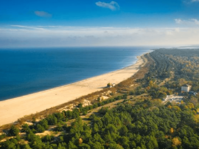 Najszersza plaża w Polsce zdoła pomieścić nawet największe tłumy. Miejsca jest tu pod dostatkiem