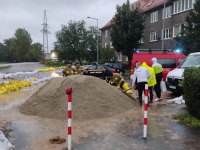 Woda zalewa centrum miasta! Dramat w Głuchołazach. RELACJA NA ŻYWO