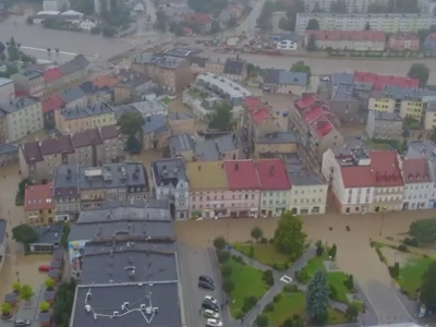 Woda wdziera się do centrum miasta. Burmistrz: Toniemy