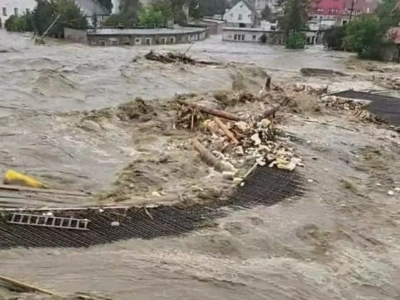 Spełnił się najgorszy scenariusz. Runął most w Głuchołazach