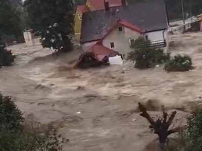 Przerażające sceny. Cały dom porwany jak zabawka. Żywioł szaleje na ulicach