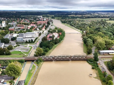 Tama w Stroniu Śląskim przerwana, zerwało most. Miasto odcięte od świata