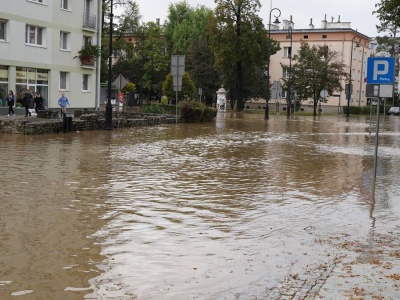 Nysa znika pod wodą. Burmistrz: przenieście się na wyższe piętra