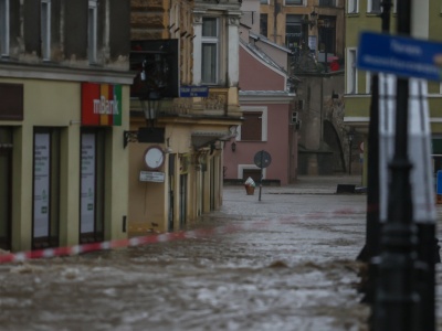 Zalane miasta, pęknięte tamy. To trzeba wiedzieć o powodzi [AKTUALIZACJA po godz. 18]