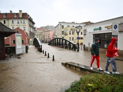 Pracownik został dotknięty powodzią. Jakie prawa mu przysługują?