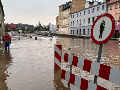 Orlen, Biedronka, InPost… Biznes włącza się w pomoc walczącym z powodzią