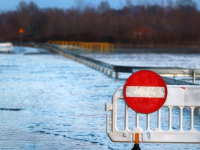 Powodzie i trąby powietrzne to początek. Miliardy na tamy i wały zmian klimatu nie zatrzymają