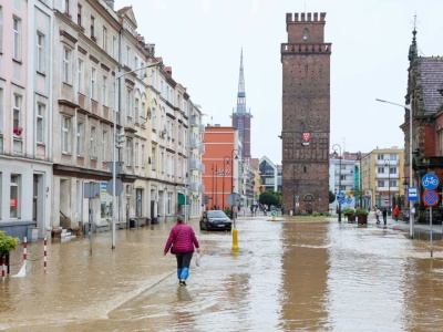 Worki z piaskiem towarem pierwszej potrzeby. Ceny wystrzeliły, ale nie wszędzie