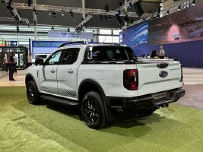 Ford Ranger PHEV na budowę dojedzie w ciszy, a na robocie zasili elektronarzędzia