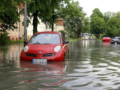 Auto zniszczone w powodzi. Kiedy należy się odszkodowanie?