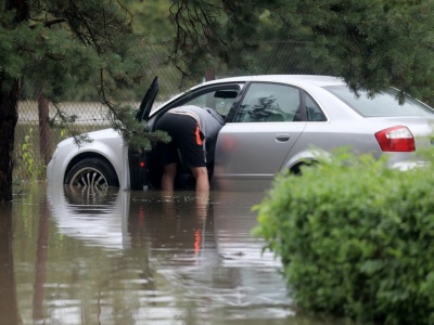 Powódź zalała auto. Czy naprawa samochodu ma sens?