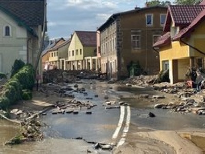 Kilkunastu zaginionych, tony piachu i gruzów. Apokaliptyczny krajobraz w Stroniu Śląskim