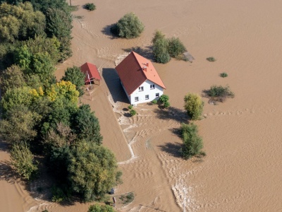 Promocja na kalosze, udawany alert RCB: kontrowersyjne reklamy podczas powodzi