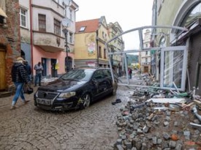 Problemy z szabrownikami w czasie powodzi. Przyłapani w skradzionym mercedesie