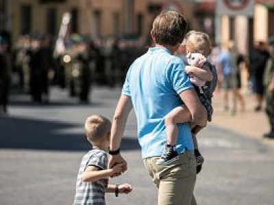 ZUS przypomina o specjalnym zasiłku. Chodzi o zamknięte szkoły, przedszkola i żłobki