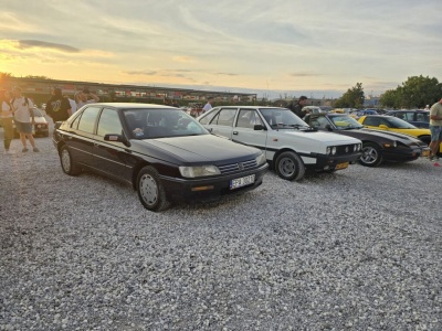 Życie z wiekowym samochodem nie jest usłane różami. Awaria Peugeot 605 na koniec sezonu