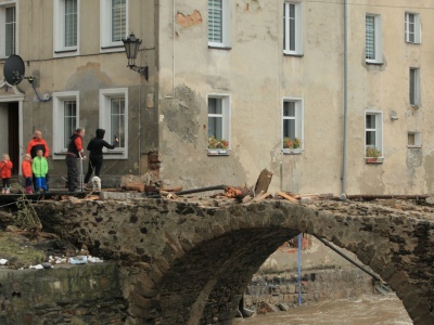 Szybkie wypłaty dla powodzian i strażaków. Prezes PZU Życie mówi, jak z nich skorzystać