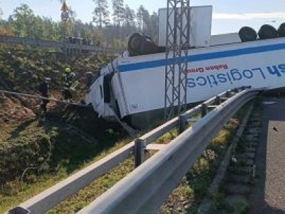 Śmiertelny wypadek niedaleko Olsztyna. Osobówka zderzyła się z tirem. Trzy osoby nie żyją