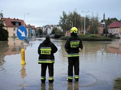 Trwa apogeum na rzece Bóbr w Nowogrodzie Bobrzańskim. Fala powodziowa zbliża się do Wrocławia