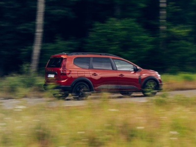 Nowa Dacia Jogger z fabrycznym LPG lub napędem full hybrid prosto z salonu w promocji. Do 6000 zł na wkład własny