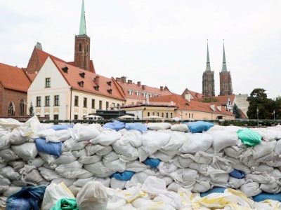 Powodziowi spekulanci. Rosną ceny worków, wody, osuszaczy