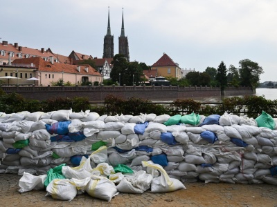 Okazja czyni… naciągacza? Firmy żerują na klęsce – windując ceny worków z piaskiem