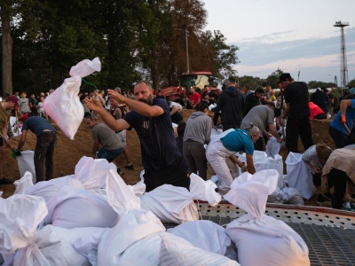 Powodziowa spekulacja. Wcześniej 15 złotych za tonę piasku, teraz - za 10 kilogramów