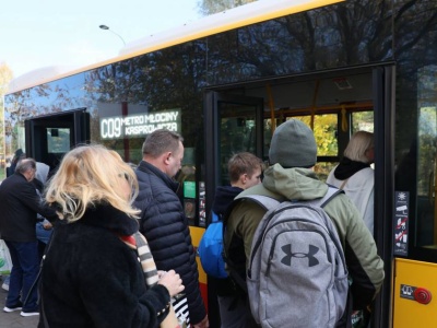 Polacy coraz częściej podróżują komunikacją. Co dziesiąty bez biletu