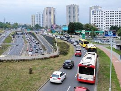 Klienci nie chcą nowych samochodów? Diesel umiera powoli, a sprzedaż elektryków dołuje