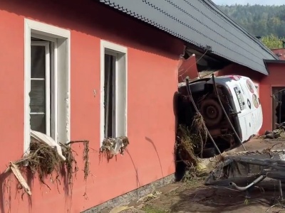 Samochody powbijane w ściany. STRONIE ŚLĄSKIE wygląda jak po wojnie [WIDEO]