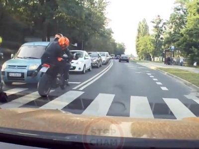 Motocyklista doprowadził do kolizji, omal nie potrącił dziecka i uciekł z miejsca zdarzenia